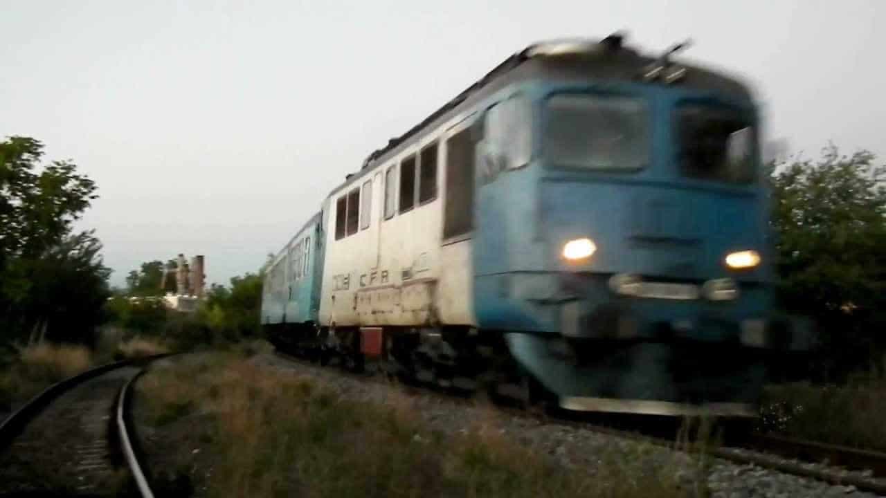 Circulația trenurilor, restricționată în București și Petroșani. Hoții au tăiat cablurile