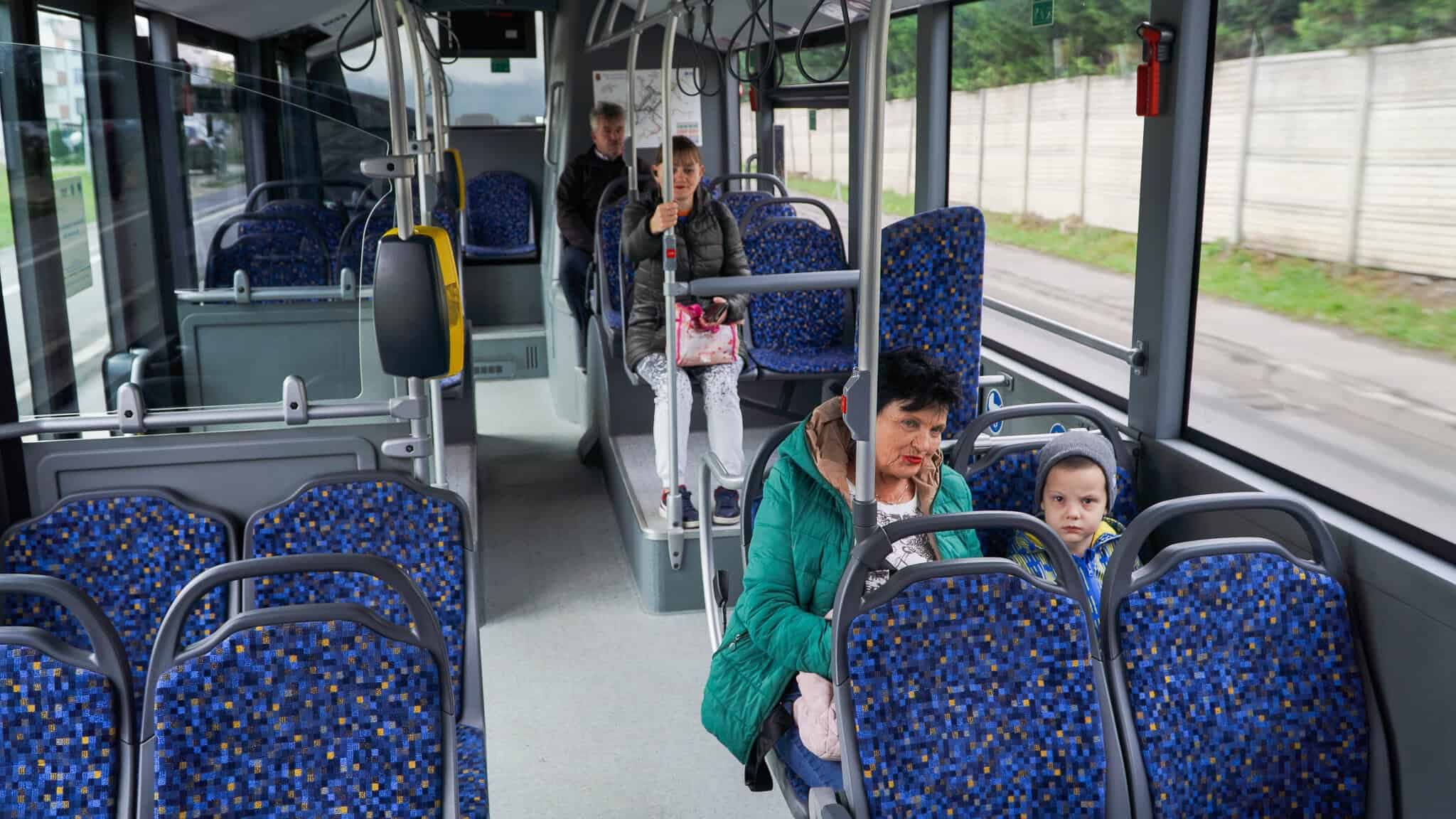 Abonamente gratuite de transport pentru pensionarii din Cisnădie: condiții și documentele necesare