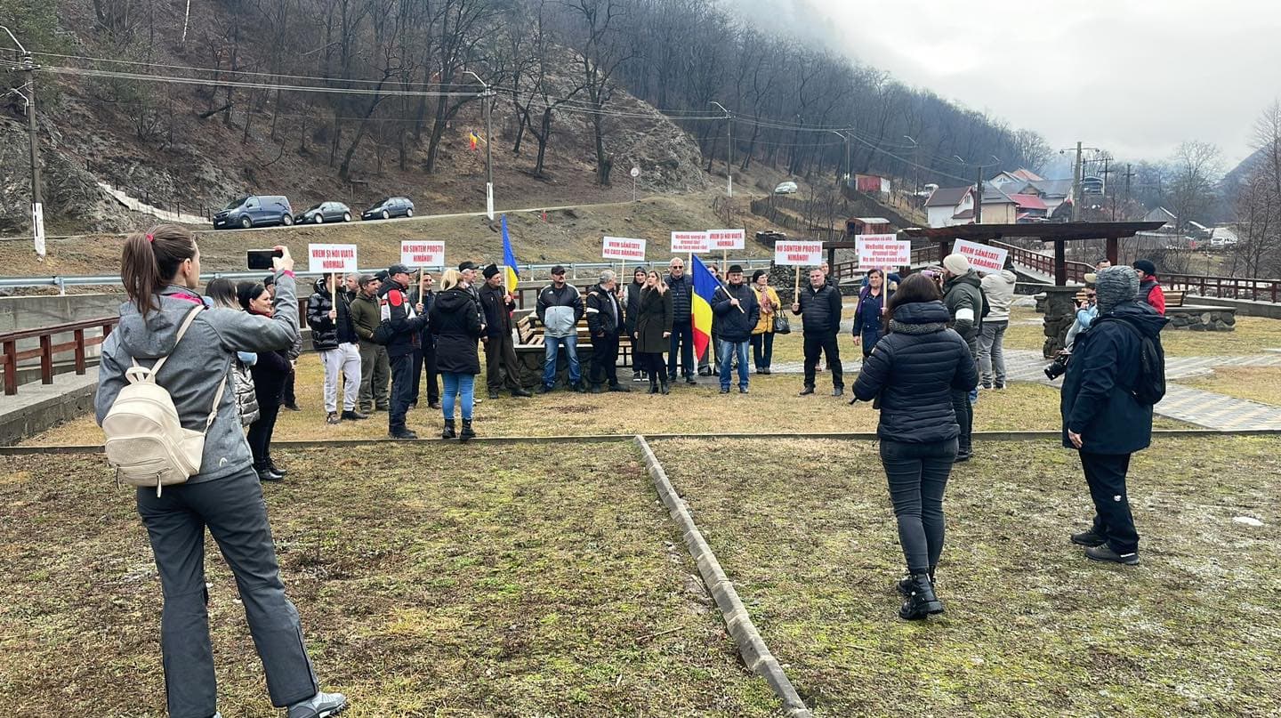 Protest într-o localitate de pe Valea Oltului din cauza lucrărilor la autostrada Sibiu–Pitești: „Ne crapă casele de la utilaje” / foto